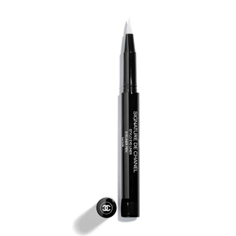 signature de Chanel stylo eyeliner